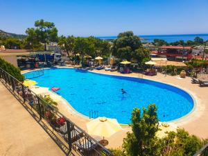 Bazén v ubytovaní Blue Vision Luxury House alebo v jeho blízkosti