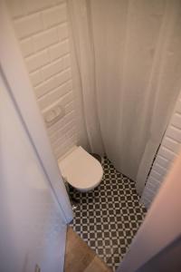 Elle comprend une petite salle de bains pourvue de toilettes. dans l'établissement MAGIC GARDEN ZAGREB CENTER, à Zagreb