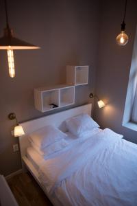 - une chambre avec un lit blanc et 2 oreillers dans l'établissement MAGIC GARDEN ZAGREB CENTER, à Zagreb