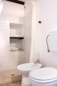 uma casa de banho branca com um WC e um lavatório em Terra di Leuca em Salve