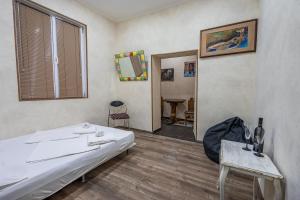 um quarto de hospital com uma cama e uma mesa em Tbilisuri Ezo em Tbilisi