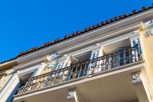 un edificio con un balcón con un cielo azul en el fondo en One Three One - In the Heart of Athens, en Atenas