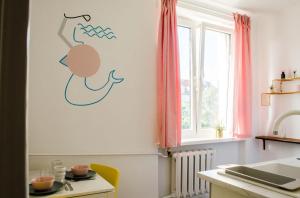 una cocina con un dibujo de una sirena en la pared en New Life Apartment next to Metro Station, en Varsovia