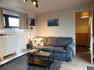 Posezení v ubytování Black Beach Cottage Small