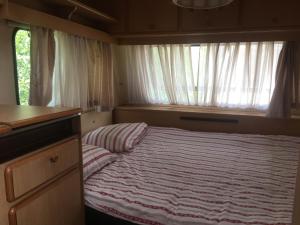 a small bedroom with a bed in an rv at Oz 2mai in 2 Mai
