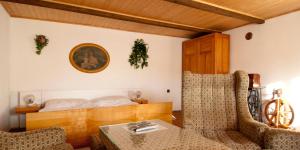1 dormitorio con 1 cama, mesa y sillas en Chalupa Otava, en Sušice
