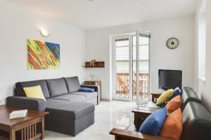 un soggiorno con divano e TV di Apartments Julian Experience a Rateče