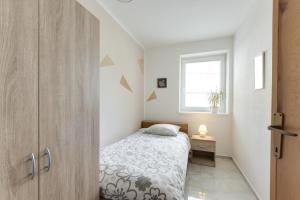 una piccola camera con letto e finestra di Apartments Julian Experience a Rateče