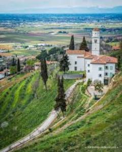 un edificio sul fianco di una collina di Easy House a Cormòns