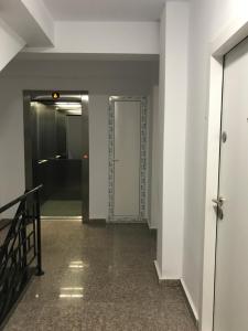 a hallway with a door in a building at Apartament Daniela in Năvodari +2 photos