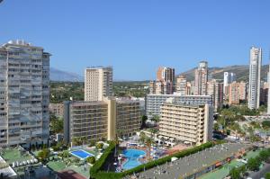 una vista aérea de una ciudad con edificios altos en provima mallorca sea view, en Benidorm