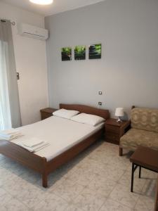 
Un pat sau paturi într-o cameră la Marmaras Nikos

