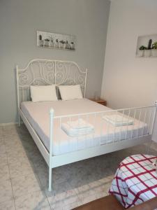 
Un pat sau paturi într-o cameră la Marmaras Nikos
