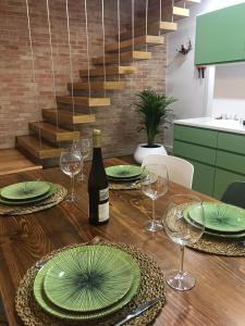 a table with green plates and a bottle of wine at Porta 20 in Loulé
