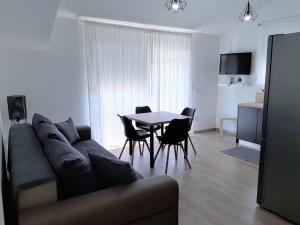een woonkamer met een bank en een tafel met stoelen bij Apartment Pepina in Vodice