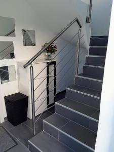 Una escalera con una maceta de flores. en Apartment Pepina en Vodice