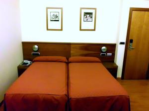 Un pat sau paturi într-o cameră la Hotel Vila do Alba