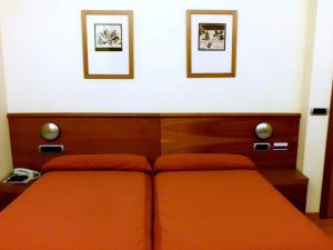 A bed or beds in a room at Hotel Vila do Alba