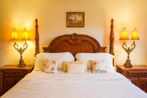 A bed or beds in a room at Chiltern Inn