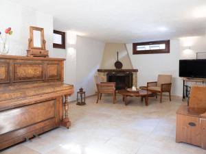 salon z kominkiem i fortepianem w obiekcie Evdokia Beach Resort w mieście Gázion