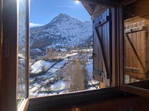 A general mountain view or a mountain view taken from Az apartmant