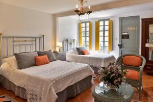 a bedroom with two beds and a table at Finca Hotel Los Girasoles in Montenegro