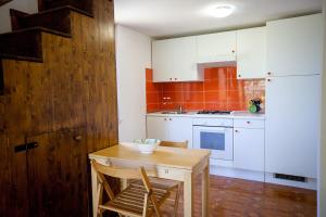 Kuchyňa alebo kuchynka v ubytovaní Casale la Macina Residence Scopello