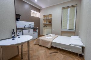 um pequeno quarto com uma cama e uma cozinha em Tbilisuri Ezo em Tbilisi