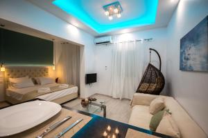 ein Hotelzimmer mit einer Badewanne, einem Bett und einem Sofa in der Unterkunft IASON in Athen