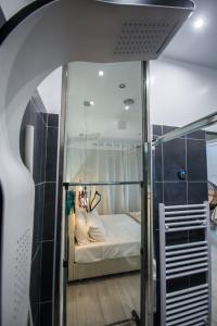 ein kleines Bett in einem Zimmer mit einer Glaswand in der Unterkunft IASON in Athen