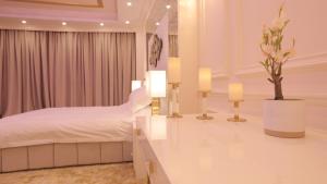 um quarto com uma cama e uma mesa com velas em برود em Taif