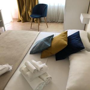 a bedroom with a bed with towels and a blue chair at Isabel in Rome