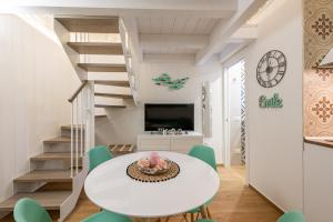 A television and/or entertainment centre at David Pretty Loft near Central Station Casatuabari