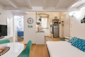 A kitchen or kitchenette at David Pretty Loft near Central Station Casatuabari