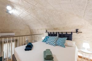 A bed or beds in a room at David Pretty Loft near Central Station Casatuabari