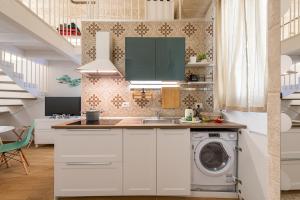 A kitchen or kitchenette at David Pretty Loft near Central Station Casatuabari