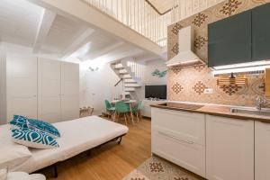 A kitchen or kitchenette at David Pretty Loft near Central Station Casatuabari