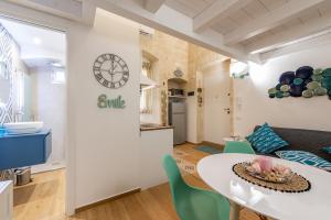 A kitchen or kitchenette at David Pretty Loft near Central Station Casatuabari