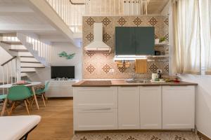 A kitchen or kitchenette at David Pretty Loft near Central Station Casatuabari