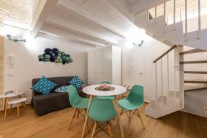 A seating area at David Pretty Loft near Central Station Casatuabari