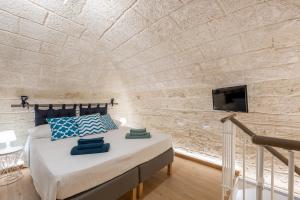 A bed or beds in a room at David Pretty Loft near Central Station Casatuabari