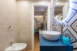 A bathroom at David Pretty Loft near Central Station Casatuabari
