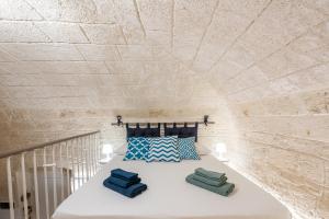 A bed or beds in a room at David Pretty Loft near Central Station Casatuabari