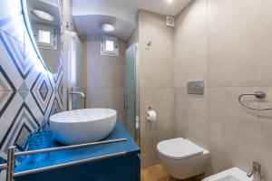 A bathroom at David Pretty Loft near Central Station Casatuabari
