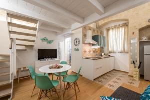 A kitchen or kitchenette at David Pretty Loft near Central Station Casatuabari