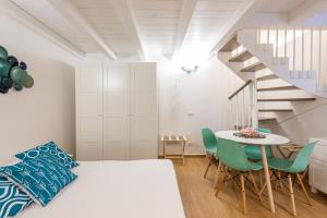 A bed or beds in a room at David Pretty Loft near Central Station Casatuabari