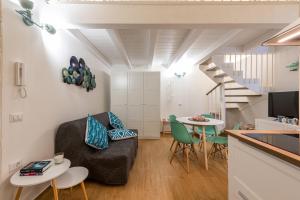 A seating area at David Pretty Loft near Central Station Casatuabari
