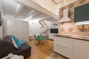 A television and/or entertainment centre at David Pretty Loft near Central Station Casatuabari