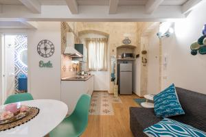 A kitchen or kitchenette at David Pretty Loft near Central Station Casatuabari Még 28 kép