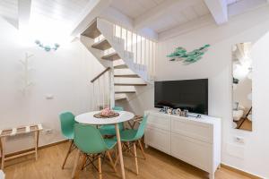 A television and/or entertainment centre at David Pretty Loft near Central Station Casatuabari